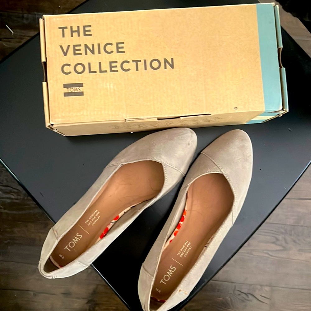 Women’s Tom’s slip on the Venice collection taupe shoe size 8